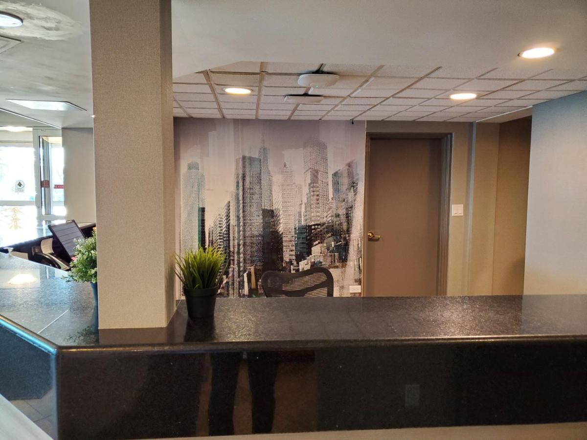 Super 8 By Wyndham Macleod Trail Hotel