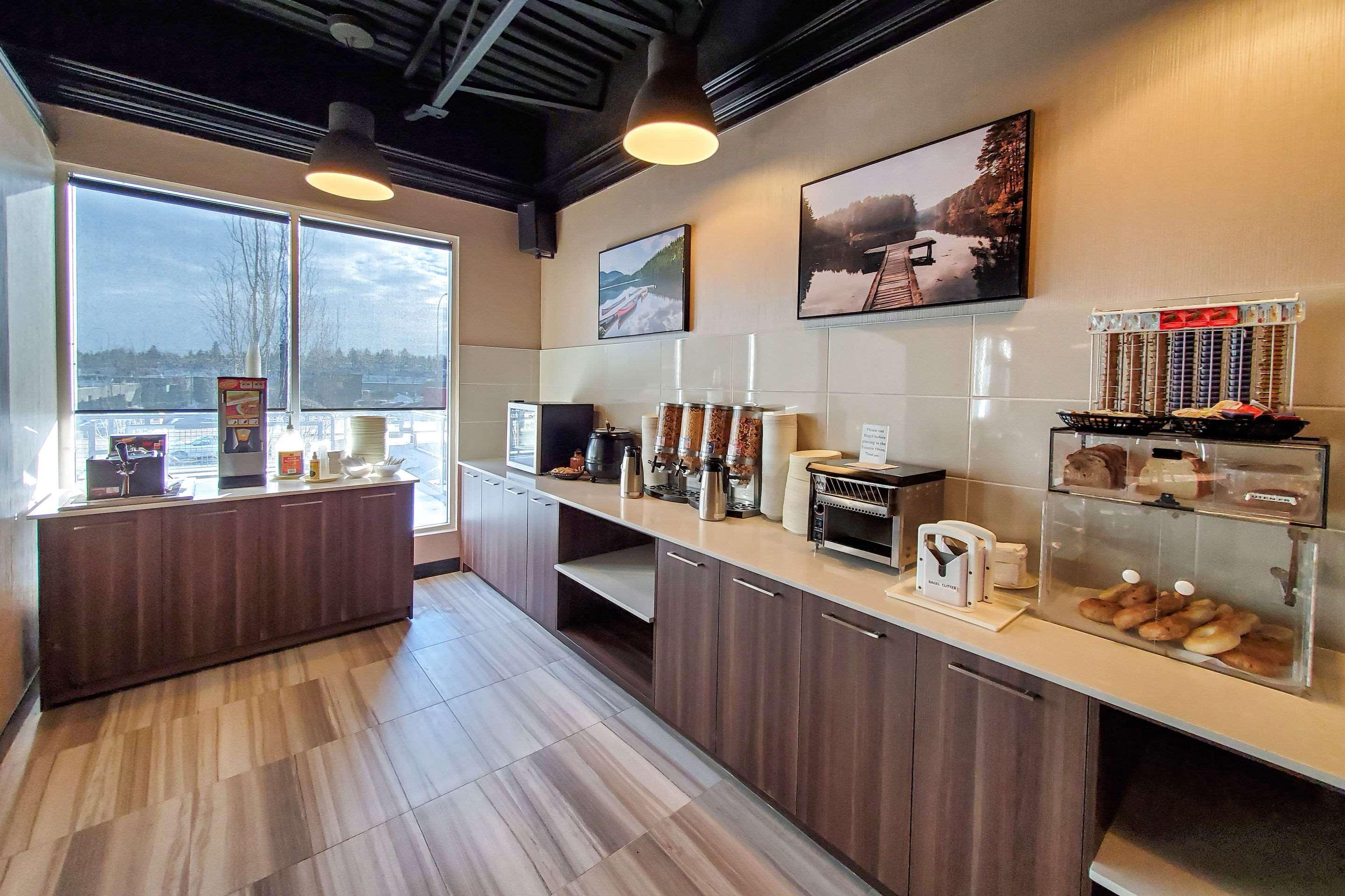 Hotel Super 8 By Wyndham Macleod Trail 3*