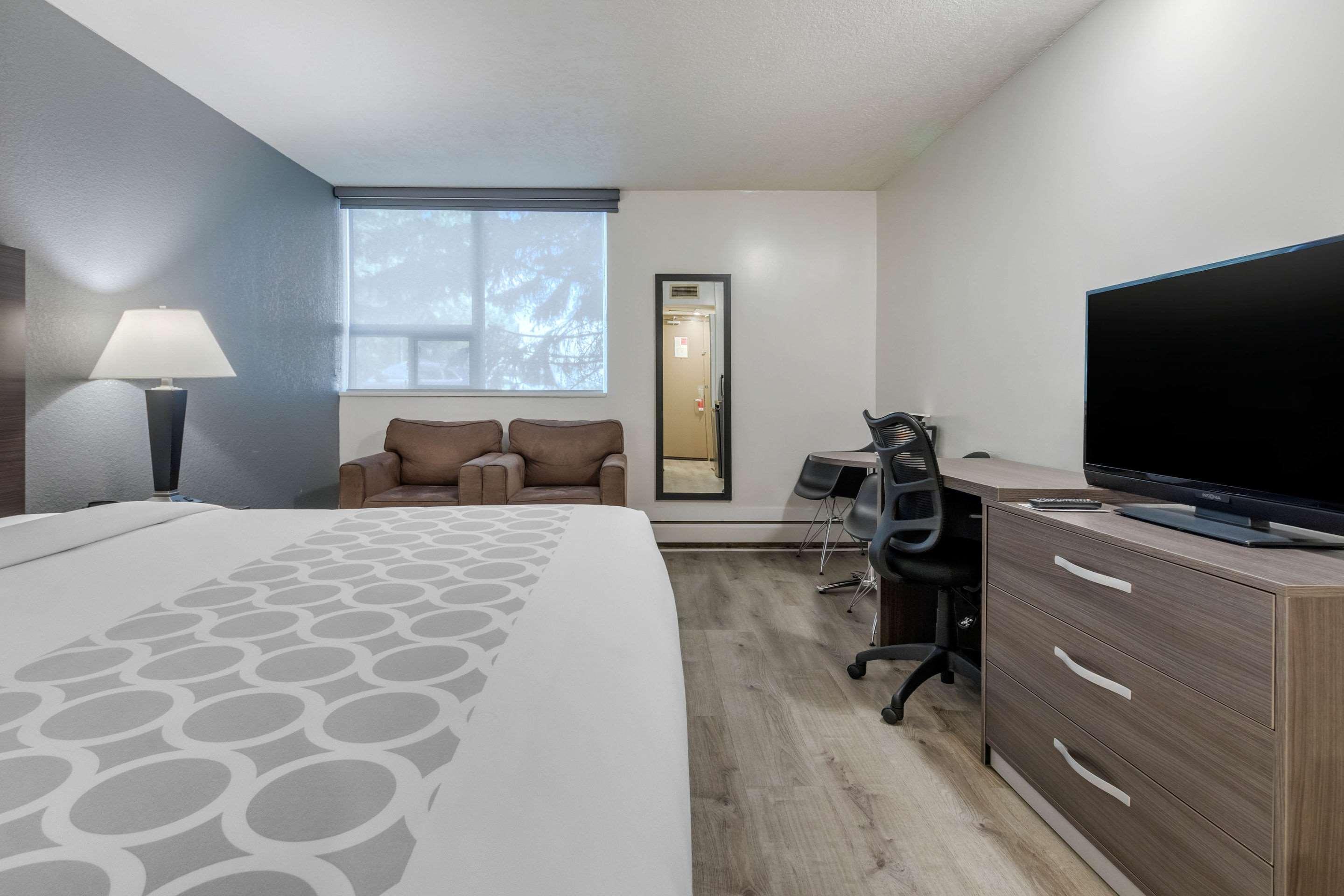 Super 8 By Wyndham Macleod Trail Hotel