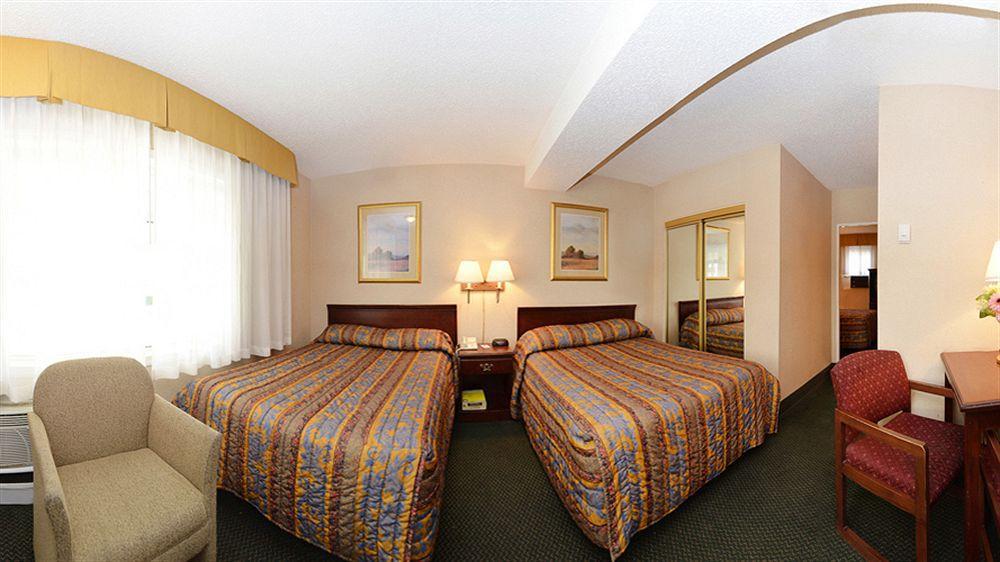 Super 8 By Wyndham Macleod Trail Hotel 3*