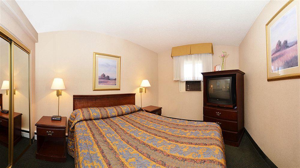 Super 8 By Wyndham Macleod Trail Hotel Calgary