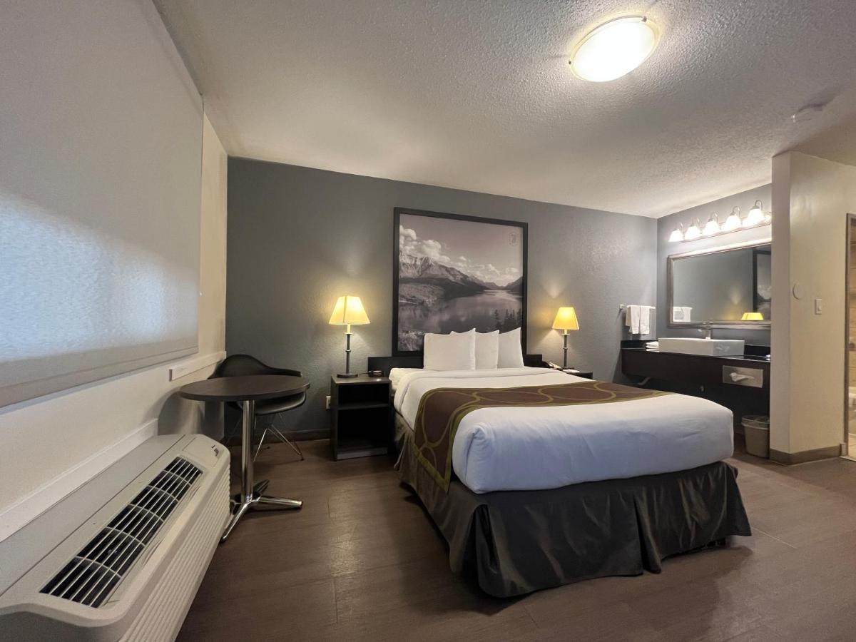 Hotel Super 8 By Wyndham Macleod Trail